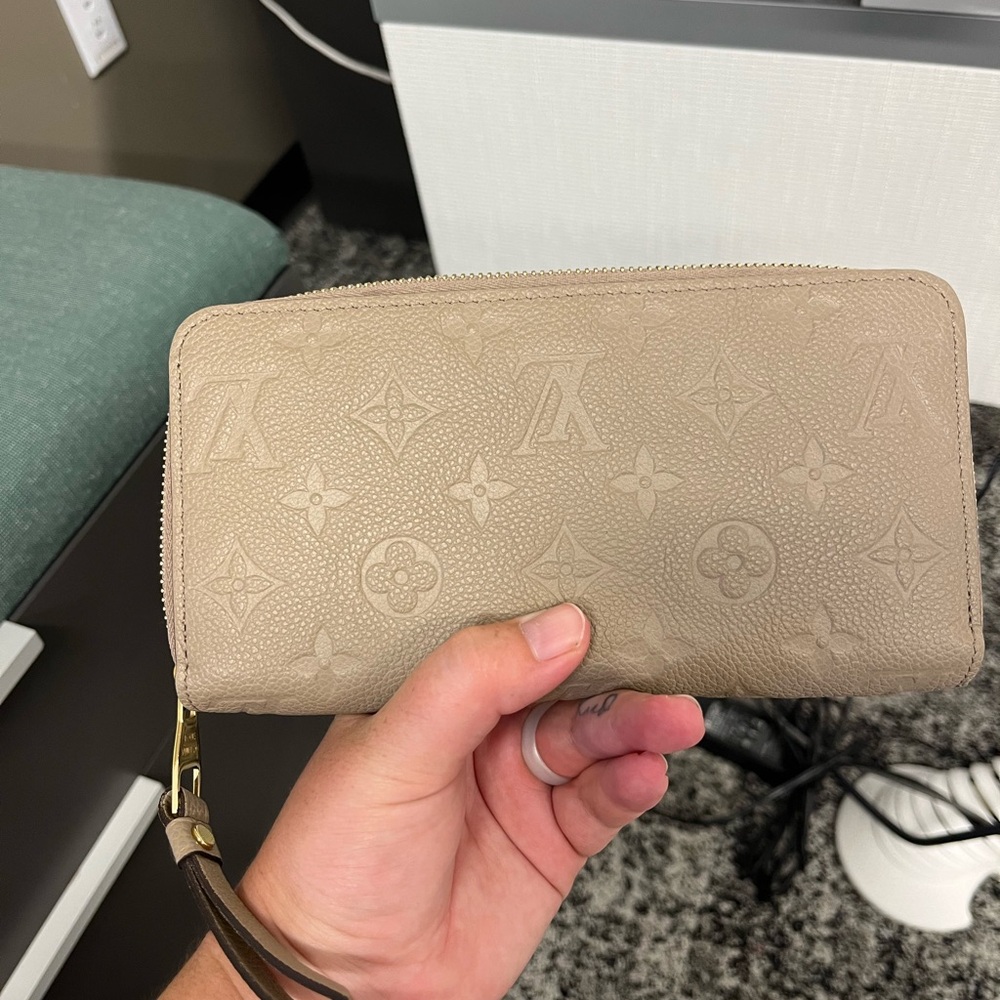 Louis Vuitton zippy wallet in turtledove OBO
